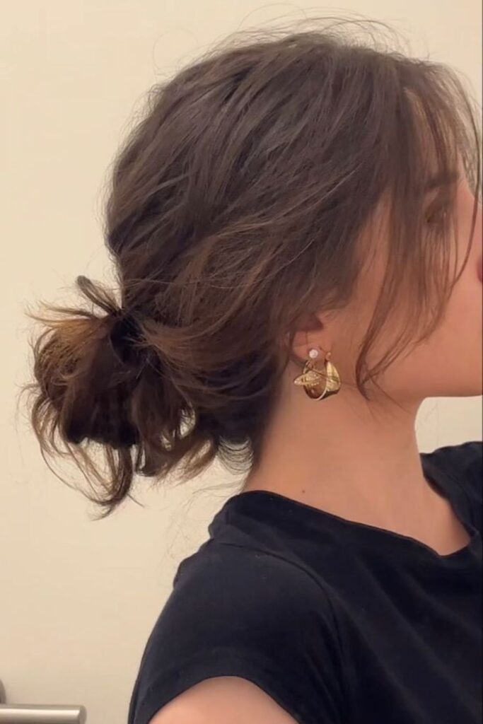 Este penteado para empreendedora é um dos meus favoritos, o coque despojado.